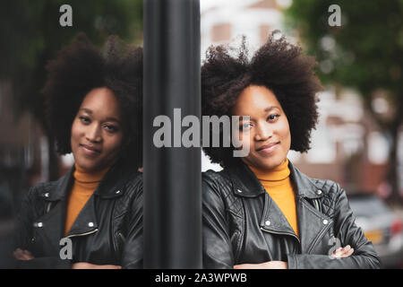 Portrait der afrikanischen amerikanischen Jungen erwachsenen weiblichen mit Reflektion Stockfoto
