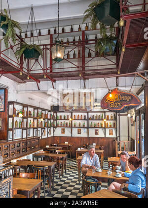 Innenraum eines traditionellen alten Cafe Bar auf der Plaza Dorrego, San Telmo, Buenos Aires, Argentinien Stockfoto