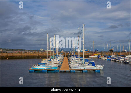 Auf der Suche einer schwimmenden Ponton mit Sportbooten günstig entweder Seite, an der Marina von Tayport auf die Tay Mündung in Fife, Schottland. Stockfoto