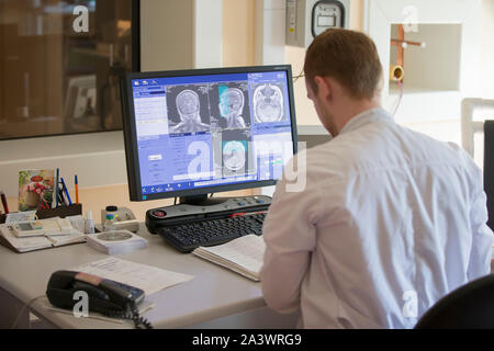 Stadt Gomel, Belarus vom 31. Mai 2017. City Hospital. Der Arzt macht magnetische Resonanz Therapie. Ärztliche Untersuchung des Körpers. Diagnose des Steuergeräts Stockfoto