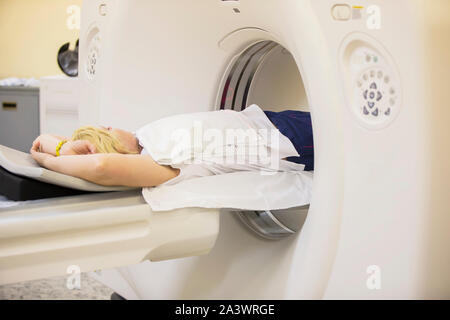 Belarus, Gomel City, 31. Mai 2017. Patient ein MRT Magnetresonanztomographie Stockfoto