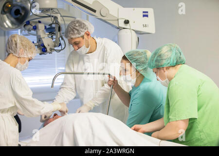 Stadt Gomel, Belarus. Mai 31, 2017 City Hospital. Ärzte im Op Chirurgie tun auf die Augen. Chirurgen arbeiten nach dem Patienten. Medizinische profe Stockfoto