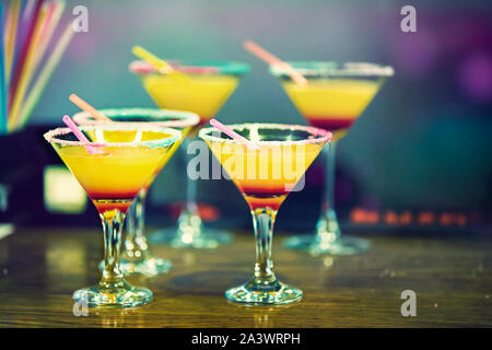 Gläser mit einem gelben Cocktail auf den Tisch. Orange Drink an der Theke. Stockfoto