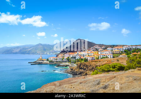 Schöne Marina da Quinta Grande auf der Insel Madeira, Portugal. Kleines Dorf, Hafen von Ponta de Sao Lourenco. Felsen und Hügel hinter der Stadt durch den Atlantischen Ozean. Stadtbild. Reisen Orte. Stockfoto