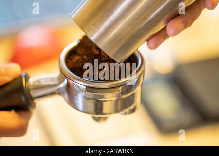 Schritt für Schritt und Teil drei. Kaffee ist in Gruppe griff oder portafilter in Vorbereitung zum Stopfen oder Drücken der Kaffee Stockfoto
