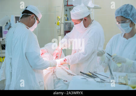 Stadt Gomel, Belarus. Juni 01, 2017 City Hospital. Ärzte im Op die Operation. Chirurgen arbeiten nach dem Patienten. Medizinische Fachleute t Stockfoto