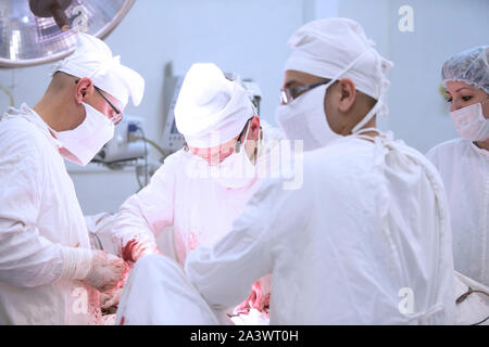 Stadt Gomel, Belarus. Juni 01, 2017 City Hospital. Ärzte im Op die Operation. Chirurgen arbeiten nach dem Patienten. Medizinische Fachleute t Stockfoto