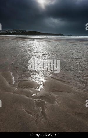 Dunkle dramatische Wolkenhimmel auf den Fistral Beach in Newquay in Cornwall. Stockfoto