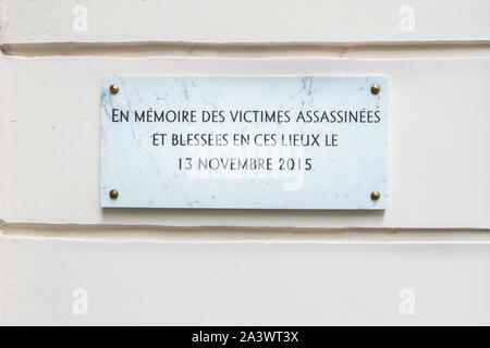 Gedenktafel für die Opfer des Terroranschlags an der Fassade der bataclan Theater Stockfoto