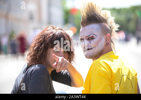 Belarus, die Stadt von Gimel, Juli 03, 2019. Jugend Festival. Kerl Punk mit einem schönen Mädchen in helle Kleidung auf einer Straße der Stadt Stockfoto