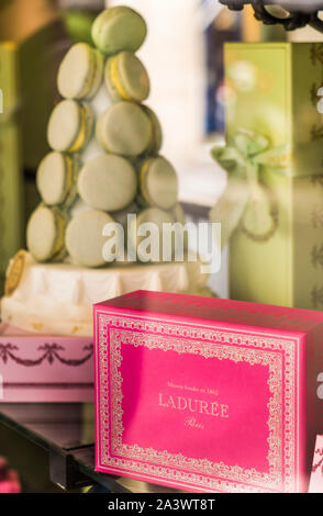 Laduree, Geschenkbox mit Macarons im Hintergrund Stockfoto