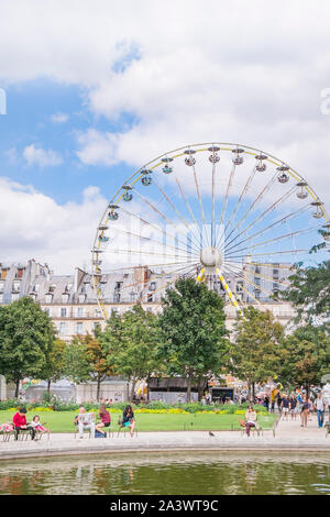 Die Leute, die einen Bruch in die Tuilerien mit Riesenrad im Hintergrund Stockfoto