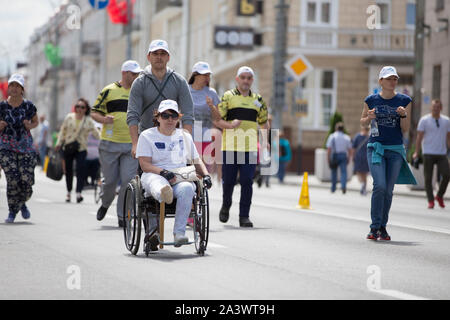 Belarus, die Stadt von Gimel, Juli 03, 2019. Jugend Festival. Eine Frau im Rollstuhl konkurriert in einem Marathon Stockfoto