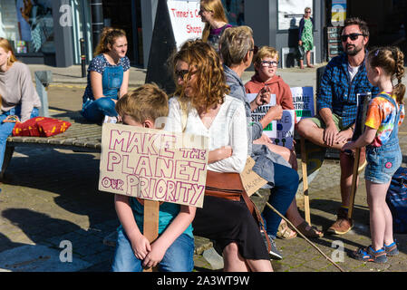 Eltern und Kinder warten im Aussterben Rebellion Klima Streik in Truro Stadt Stadt in Cornwall zu beteiligen. Stockfoto