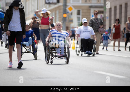 Belarus, die Stadt von Gimel, Juli 03, 2019. Jugend Festival. auch Personen im Rollstuhl, konkurrieren in der Marathon auf der Straße Stockfoto