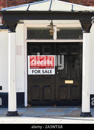 Die geschlossene Naseby Hotel bis zum Verkauf im Einkaufszentrum in Corby, Northamptonshire, England, an einem sonnigen Tag. Stockfoto