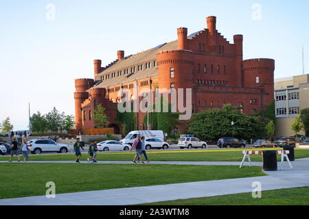 Madison, WI USA. Apr 2018. Historische Sehenswürdigkeit rote Turnhalle an der Universität von Wisconsin. Stockfoto