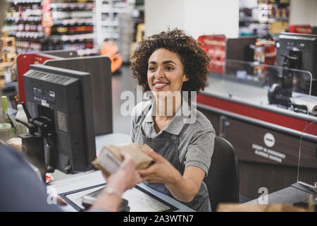 Verkäufer im Supermarkt arbeiten Stockfoto
