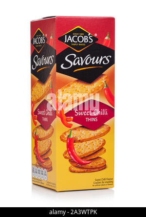 LONDON, Großbritannien, 10. Oktober 2019: "Von Jakob, Cracker mit Sweet Chili auf Weiß. Stockfoto