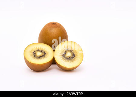 In Scheiben geschnitten und ganze Früchte Goden Kiwi (Actinidia Chinensis) auf weißem Hintergrund Stockfoto