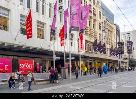 Fußgänger vor dem Meryer und David Jones Warenhäuser in der Bourke Street Mall Melbourne Victoria Australien Stockfoto