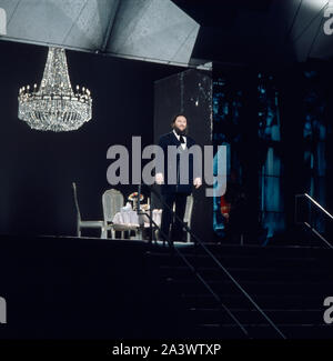 Der deutsche Bass Sänger Ivan Rebroff bei einem Auftritt, Deutschland späte 1970er Jahre. Die Deutsche bass Sänger Ivan Rebroff bei einer Performance, Deutschland Ende der 1970er Jahre. Stockfoto