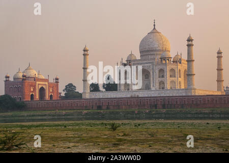 Blick auf den Taj Mahal von mehtab Bagh Garten am Abend, Agra, Uttar Pradesh, Indien. Taj Mahal wurde als UNESCO-Weltkulturerbe im Jahr 1983 benannten Stockfoto