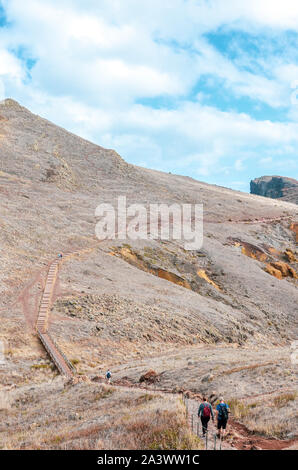 Wanderer auf eine Spur, die zum Ponta de Sao Lourenco auf der Insel Madeira, Portugal. Östlichsten Punkt der Insel Madeira. Vulkanische Landschaft. Hügelige, felsige Gelände. Portugiesische Landschaften, aktiven Urlaub. Stockfoto