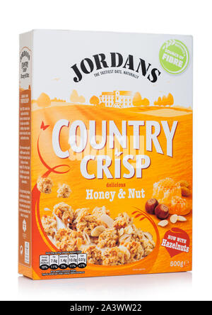 LONDON, Großbritannien, 10. Oktober, 2019: Box von Jordans Country Crisp köstlichen Honig & Mutter Frühstück Müsli auf Weiß. Stockfoto
