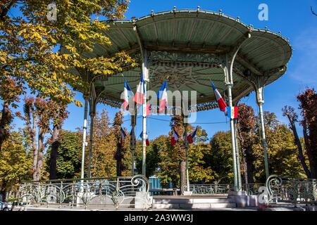 Musikpavillon GEKLEIDET IN DEN FARBEN DER FRANZÖSISCHEN FLAGGE, IM PARC DES QUELLEN PARK, Vichy, ALLIER, Auvergne, RHÔNE-ALPES, Frankreich Stockfoto