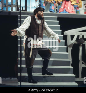 Der deutsche Bass Sänger Ivan Rebroff bei einem Auftritt, Deutschland späte 1970er Jahre. Die Deutsche bass Sänger Ivan Rebroff bei einer Performance, Deutschland Ende der 1970er Jahre. Stockfoto