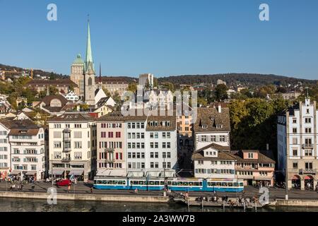 Allgemeine Ansicht der historischen Altstadt von Zürich MIT DEN UFERN DER LIMMAT UND EINE STRASSENBAHN, Zürich, Kanton Zürich, Schweiz Stockfoto