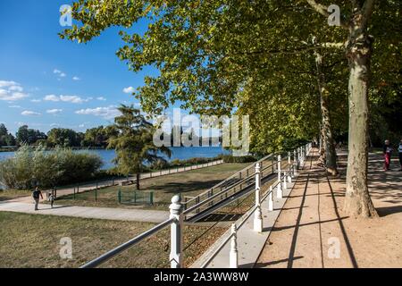 PROMENADE ENTLANG DER UFER DER ALLIER IN VICHY, ALLIER, Auvergne, RHÔNE-ALPES, Frankreich Stockfoto