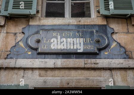 Gedenktafel an der Fassade des Gebäudes, in dem Louis Pasteur war geboren IN DOLE, französischer Wissenschaftler und Chemiker, die den Impfstoff gegen Tollwut, Dole, Jura, Burgund - FRANCHE-COMTE REGION, Frankreich entwickelt. Stockfoto