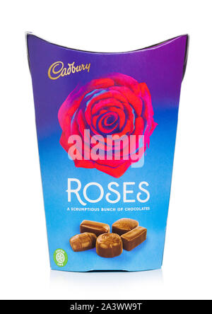 LONDON, Großbritannien, 10. Oktober 2019: Geschenkbox von Cadbury Roses mix Schokolade Süßigkeiten auf Weiß. Stockfoto