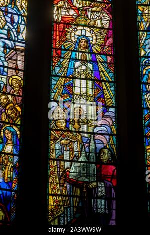 Glasmalerei, DIE DIE JUNGFRAU MARIA IN DER KIRCHE NOTRE-DAME-DES-MALADES VON VICHY, ART DECO STIL KIRCHE GEWEIHT IM JAHRE 1931 UND DURCH DIE ARCHITEKTEN ANTOINE CHANET UND JEAN LIOGIER, Vichy, ALLIER, Auvergne, RHÔNE-ALPES, Frankreich Stockfoto