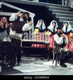 Der deutsche Bass Sänger Ivan Rebroff bei einem Auftritt, Deutschland späte 1970er Jahre. Die Deutsche bass Sänger Ivan Rebroff bei einer Performance, Deutschland Ende der 1970er Jahre. Stockfoto