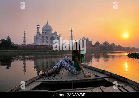 Frau Sonnenuntergang über Taj Mahal vom Boot, Agra, Indien. Es war im Jahre 1632 von Kaiser Shah Jahan als ein Denkmal für seine zweite Frau Mumtaz Mah bauen Stockfoto