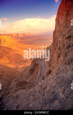 Berglandschaft. Wüste in den frühen Morgen. Sonnenaufgang über der Wüste. Fußweg zur Festung Masada, Israel Stockfoto