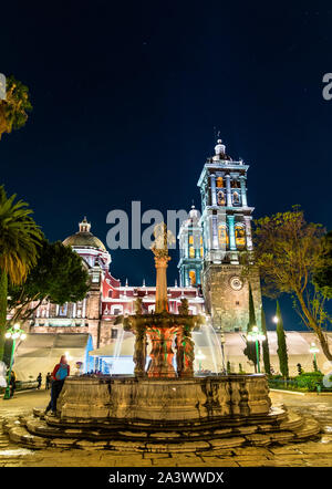 Kathedrale von Puebla in Mexiko bei Nacht Stockfoto