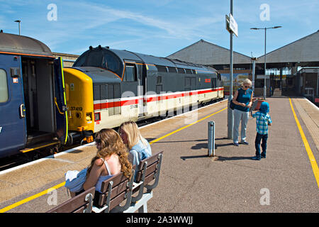 Bahnhof Great Yarmouth in Norfolk, Großbritannien. In der Plattform ist ein BR-Klasse 37 Diesel Lokomotive, die in den Zügen von Norwich bis 2019 verwendet wurde. Stockfoto