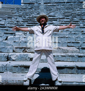 Der deutsche Bass Sänger Ivan Rebroff holzbilderrahmen in einem aphitheater, Spanien 1970er. Deutsche bass Sänger Ivan Rebroff standin in einem Amphitheater, Griechenland der 70er Jahre. Stockfoto