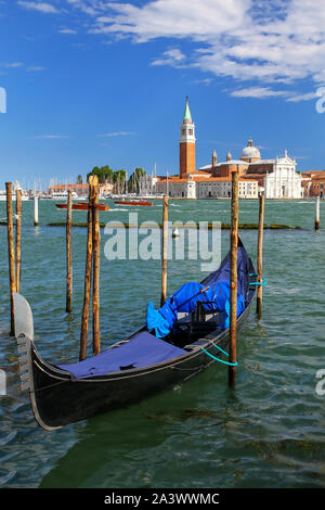 Gondel günstig in der Nähe von San Marco Platz gegenüber der Insel San Giorgio Maggiore in Venedig, Italien. Gondeln waren einst die wichtigste Form der Transport d Stockfoto