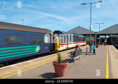 Bahnhof Great Yarmouth in Norfolk, Großbritannien. In der Plattform ist ein BR-Klasse 37 Diesel Lokomotive, die in den Zügen von Norwich bis 2019 verwendet wurde. Stockfoto