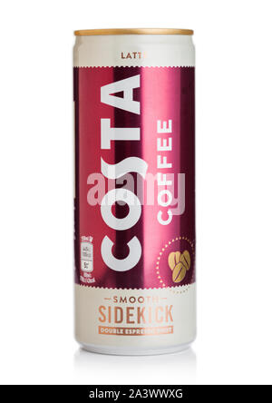LONDON, Großbritannien, 10. Oktober 2019: Aluminium kann von Costa latte Kaffee glatt Sidekick doppelter Espresso Schuß auf Weiß. Stockfoto