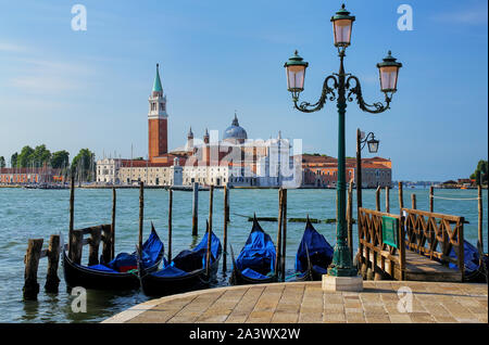 Gondeln vor Anker in der Nähe von Piazza San Marco gegenüber Insel San Giorgio Maggiore in Venedig, Italien. Gondeln waren einst die wichtigste Form der Transport aro Stockfoto