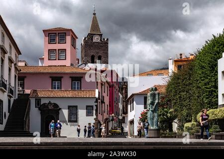 STREET SCENE, Rua da conceicao MIT DEN GLOCKENTURM DER KATHEDRALE DE SE, Funchal, Madeira, Portugal Stockfoto