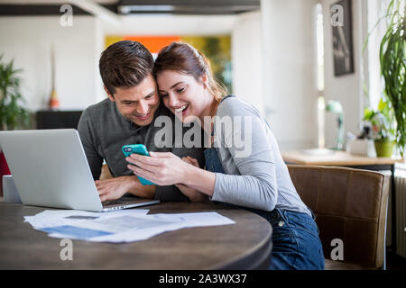 Junge Erwachsene Paar feiert man eine Hypothek zusammen Stockfoto