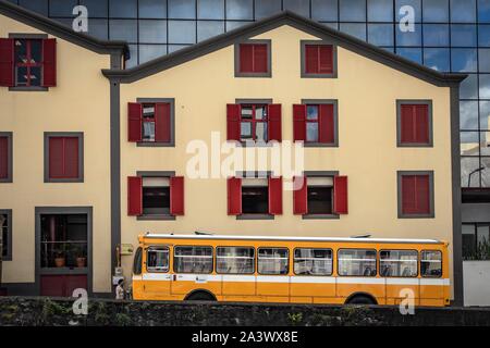 Hausfassade in Trompe L'Oeil und gelben Bus auf der Main Street, RUA BRIGADEIRO OUDINOT, Funchal, Madeira, Portugal Stockfoto