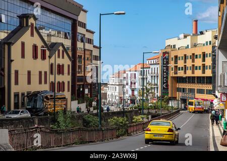 Hausfassade in Trompe L'Oeil und gelben Bus auf der Main Street, RUA BRIGADEIRO OUDINOT, Funchal, Madeira, Portugal Stockfoto